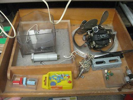 Elektronikbauteile und Werkzeug in einer Holzkiste