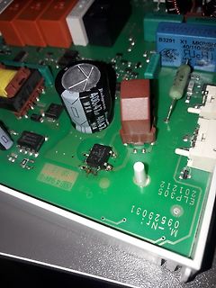 Nahaufnahme einer bestückten Leiterplatte mit Elektrolytkondensator