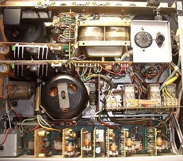 Innenansicht eines alten elektronischen Geräts mit Verdrahtung