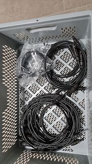 Schwarze Kabel in einem grauen Kunststoffbehälter