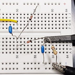 Aufbau auf einem Breadboard mit Bauteilen und Krokodilklemmen