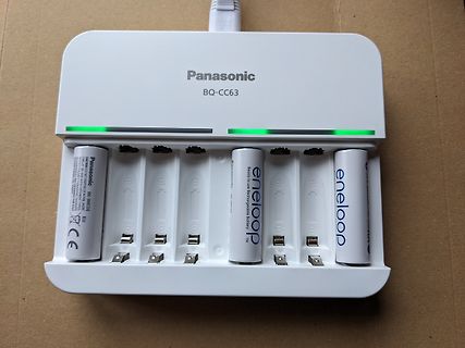Panasonic Ladegerät mit Eneloop Akkus