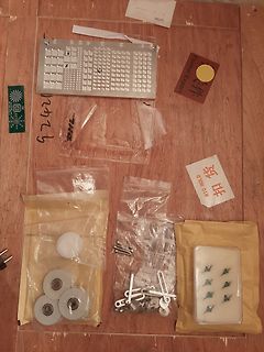 Inhalt einer Paketlieferung auf Holzuntergrund