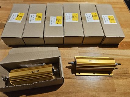 Mehrere Kartons und goldene Kühlkörper-Bauteile