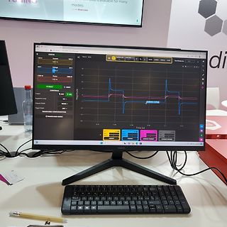 Monitor mit Oszilloskop-Software und Messkurven