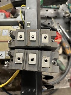 Zwei schwarze Klemmenblöcke auf Werkstattuntergrund