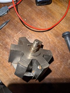 Metallischer Kühlkörper mit Wellen auf Holztisch