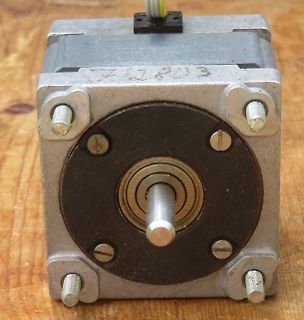 Schrittmotor auf Holzuntergrund
