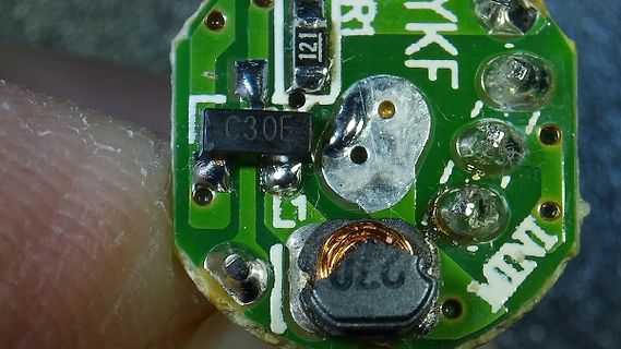 Makroaufnahme einer Leiterplatte mit elektronischen Bauteilen
