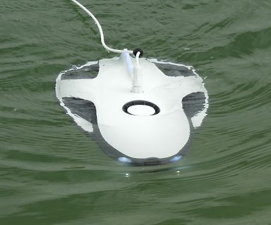 Weißer Unterwasser-Roboter im Wasser