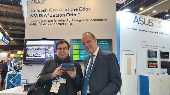 Männer auf einer Messe mit ASUS IoT Produkten