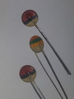 Drei farbige Testpins oder Messspitzen