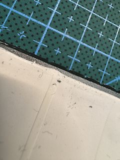 Schneidematte und weißer Untergrund