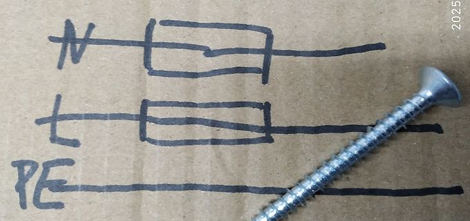 Handzeichnung eines Schaltplans auf Karton mit Schraube