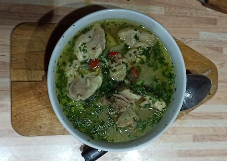 Suppe in einer Schüssel auf einem Holzbrett
