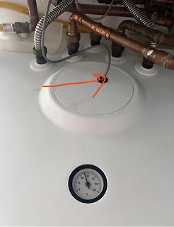 Oberseite eines Warmwasserspeichers mit Thermometer