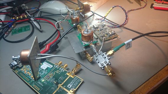 Elektronischer Versuchsaufbau mit HF-Komponenten und Leiterplatten