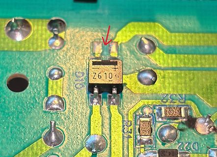 Nahaufnahme einer Leiterplatte mit Bauteil Z610