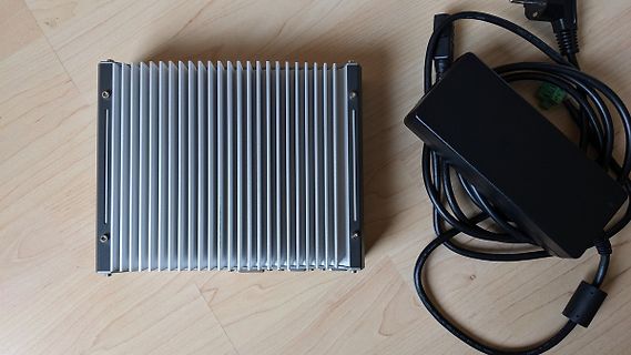 Netzteil mit Kühlkörper und Netzteiladapter