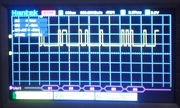 Oszilloskop-Display mit digitalem Signalverlauf