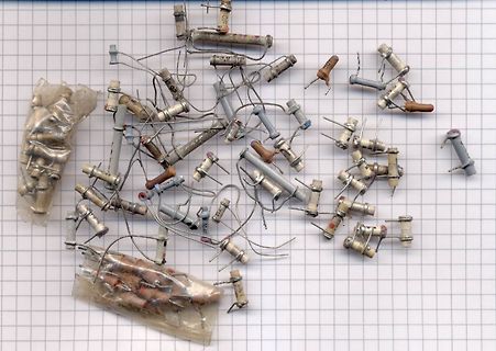 Diverse elektronische Bauteile auf Millimeterpapier
