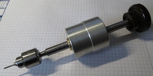 Metallischer Werkzeugadapter auf Millimeterpapier