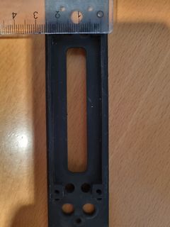 Schwarzes Kunststoffgehäuse mit Lineal