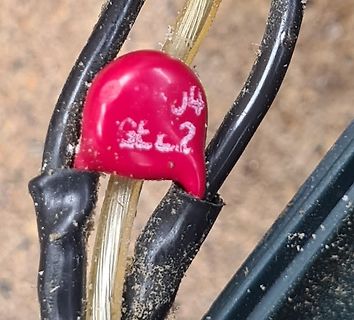 Rotes Bauteil an Kabeln