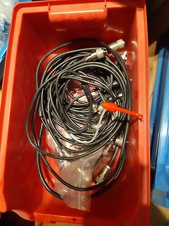 Geknotete Kabel in einer roten Kunststoffbox
