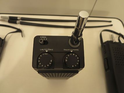 Funkempfänger mit Reglern und Antenne