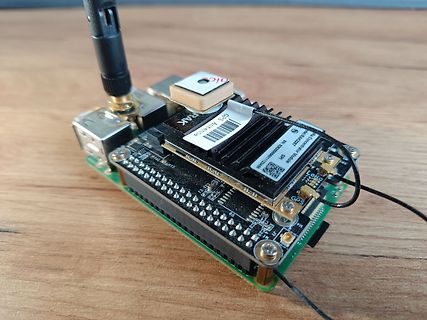 Aufbau mit GPS-Modul und Antenne auf Leiterplatte