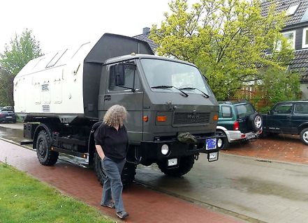 LKW und Person auf Straße