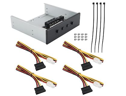 Elektronik-Gehäuse mit Kabeln und Steckverbindern