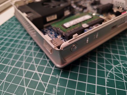 Innenansicht eines geöffneten elektronischen Geräts