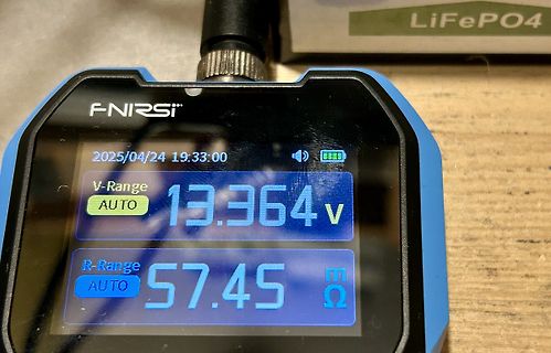 Digitalmultimeter Messwerte Spannung und Widerstand