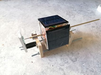 Solarbetriebener Prototyp mit Holzgestell und Solarzellen