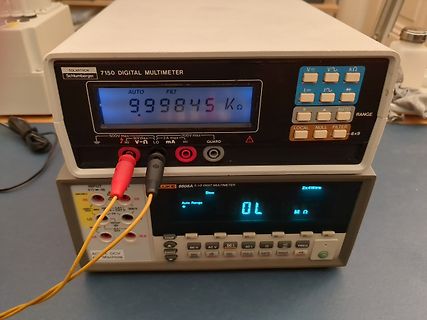 Zwei digitale Multimeter übereinander gestapelt
