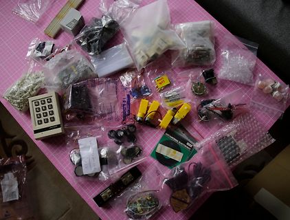 Verschiedene Elektronikbauteile und Kleinteile in Plastikbeuteln