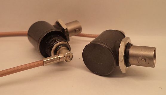 Zwei Stecker mit Kabeln