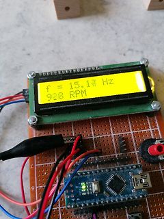 Mikrocontroller-Aufbau mit LCD-Display und Drehregler
