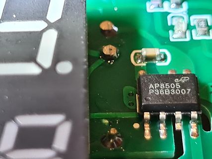 Nahaufnahme einer Leiterplatte mit IC und Display