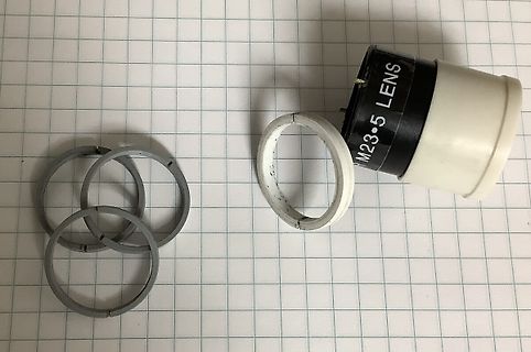 Objektive und Ringe auf Millimeterpapier