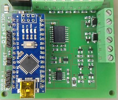 Leiterplatte mit Mikrocontroller-Modul und elektronischen Bauteilen