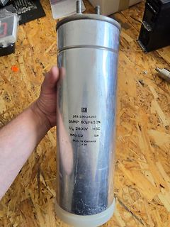 Metallischer Kondensator mit Typenbezeichnung