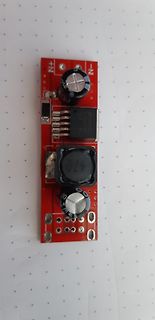 Rote Leiterplatte mit elektronischen Bauteilen
