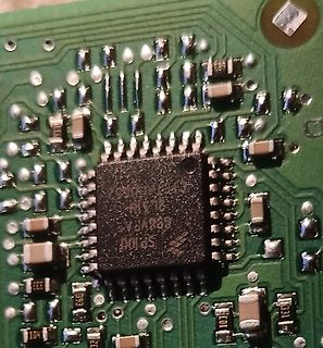 Nahaufnahme eines Mikrocontrollers auf einer Leiterplatte