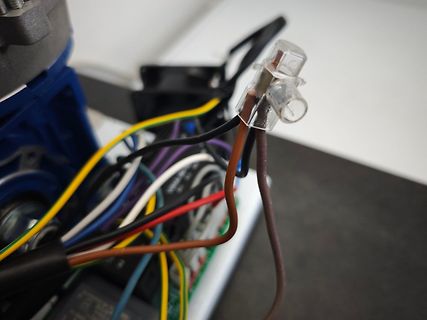 Bunte Kabel und eine transparente Steckverbindung