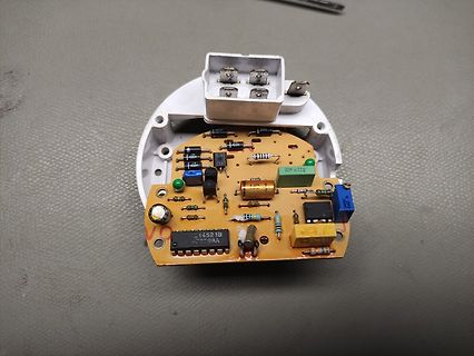 Geöffnete Platine eines Netzteils