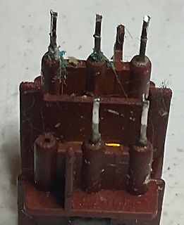 Nahaufnahme von Bauteilpins und Gehäuse