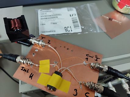 Elektronischer Versuchsaufbau auf Kupferplatte mit BNC-Steckern